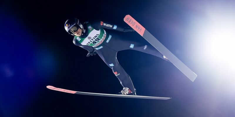 Andreas Wellinger freut sich auf die Tournee-Duelle mit Co-Gastgeber Österreich. - Foto: Philipp Schmidli/KEYSTONE/dpa