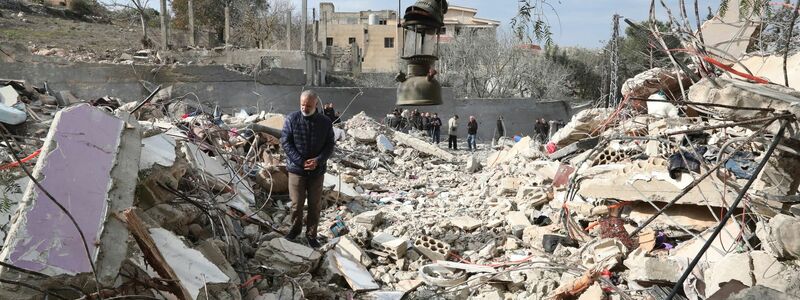 Bei zwei Luftangriffen wurden am Mittwochabend nach libanesischen Angaben mindestens neun Menschen getötet. - Foto: Mohammad Zaatari/AP/dpa