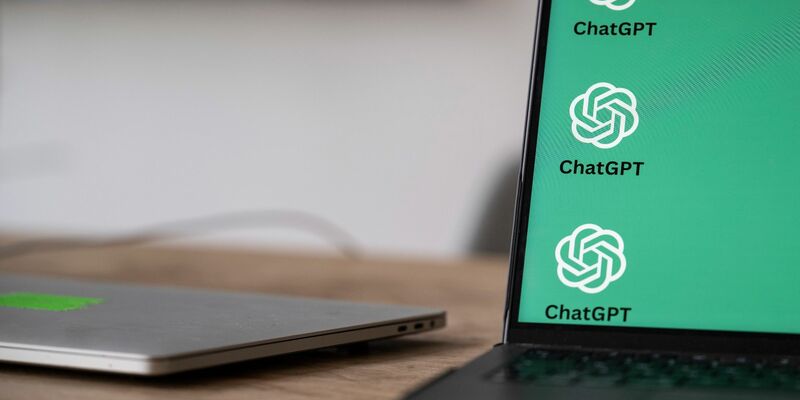 Mit seinem KI-Chatbot Chat GPT hatte die Softwareschmiede OpenAI vor etwas mehr als einem Jahr für Furore gesorgt. - Foto: Hannes P Albert/dpa