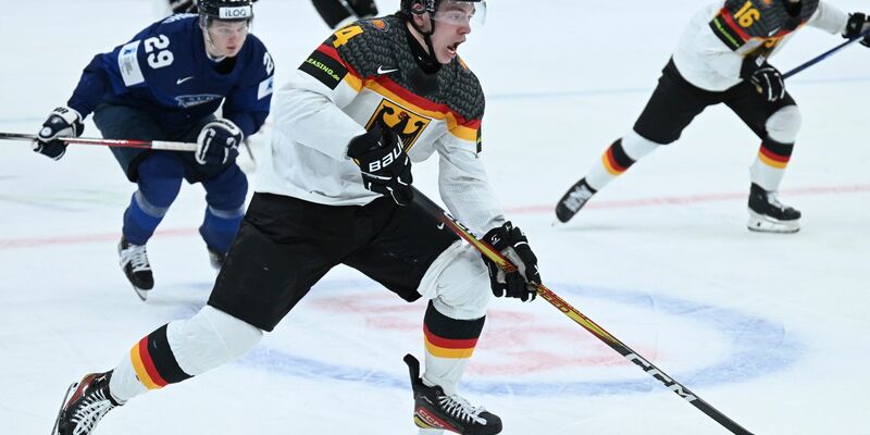 Die DEB-Junioren um Kevin Bicker setzten sich zum Start der U20-WM gegen Finnland durch. - Foto: Björn Larsson Rosvall/TT News Agency/AP/dpa