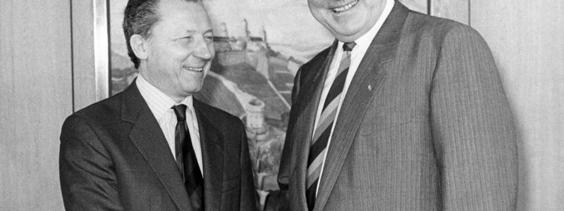 Der damalige Bundeskanzler Helmut Kohl (CDU, r) empfängt 1987 den Präsidenten der EG-Kommission, Jacques Delors, zu einem Meinungsaustausch. - Foto: picture alliance / dpa