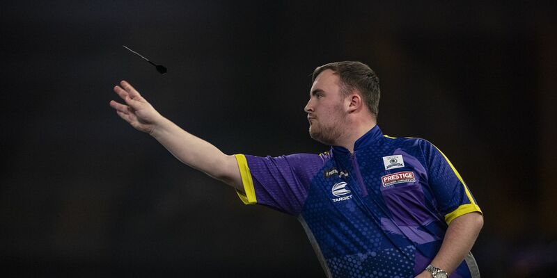 Luke Littler trägt den Spitznamen «The Nuke». - Foto: Steven Paston/PA Wire/dpa