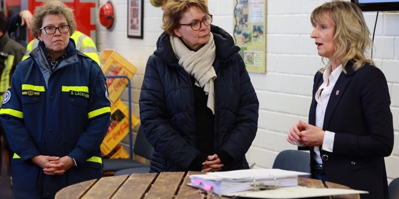 THW HB-NDS: THW-Kräfte in Niedersachsen und Bremen unermüdlich im Dauereinsatz / THW-Präsidentin Sabine Lackner besucht Einsatzstellen - Foto: presseportal.de
