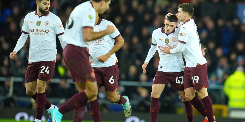 Phil Foden (2.v.r) brachte Manchester City mit seinem Tor zum 1:1 zurück ins Spiel. - Foto: Jon Super/AP/dpa