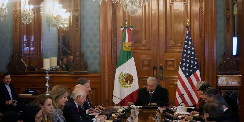 Mexikos Präsident Andrés Manuel López Obrador (oben, M) und US-Außenminister Antony Blinken (oben, l) sprechen über das Thema irreguläre Migration. - Foto: Fernando Llano/AP/dpa