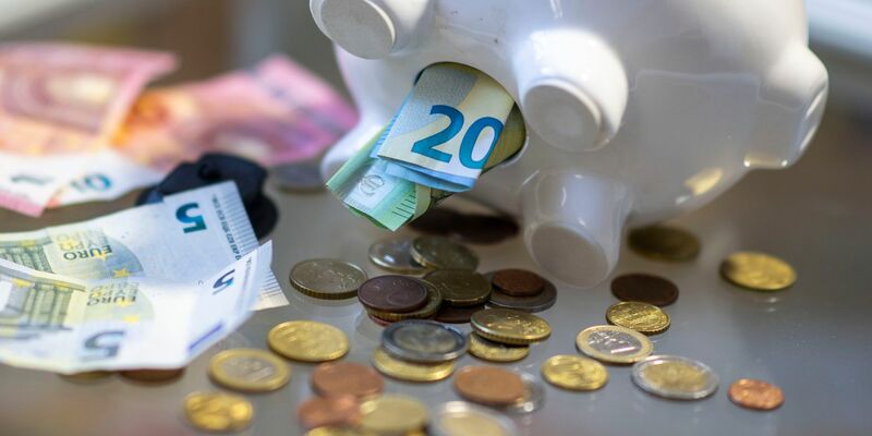 In Deutschland setzen die Menschen bei ihren Finanzen derzeit vor allem auf Sicherheit (Symbolbild). - Foto: Hendrik Schmidt/dpa