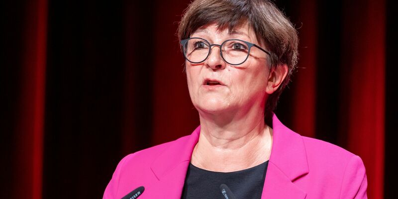 «Die CDU von Friedrich Merz entwickelt sich auf eine Art und Weise, die ich für eine über lange Jahre Verantwortung tragende Partei schon bedenklich finde», sagt Saskia Esken. - Foto: Moritz Frankenberg/dpa