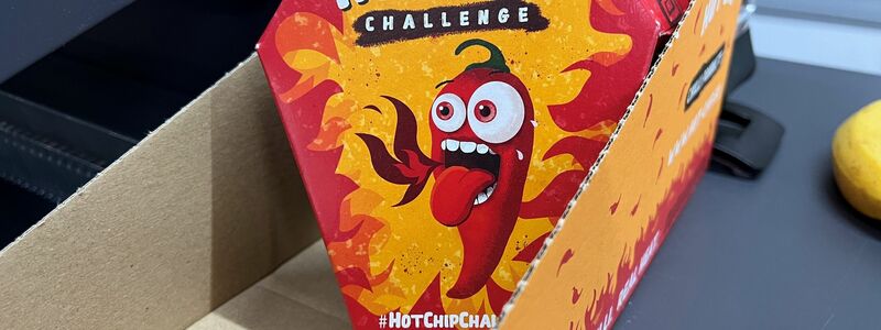 Mehrerer Packungen der Hot Chip Challenge in einem Späti neben der Kasse. - Foto: Doreen Garud/dpa