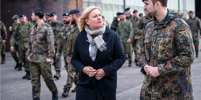 Die Wehrbeauftragte Eva Högl bei einem Truppenbesuch in Schortens - hier zusammen mit Major Dirk Polter. - Foto: Sina Schuldt/dpa
