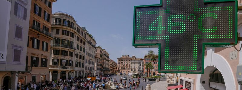 Die Anzeigetafel einer Apotheke zeigt im Juli eine Temperatur von 46 Grad in der Innenstadt von Rom an. - Foto: Domenico Stinellis/AP