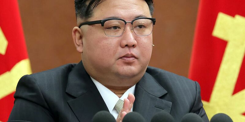 Nordkoreas Machthaber Kim Jong Un bei der Plenarsitzung der regierenden Arbeiterpartei zum Jahresende in Pjöngjang. - Foto: Koreanische Nachrichtenagentur/kcna/dpa