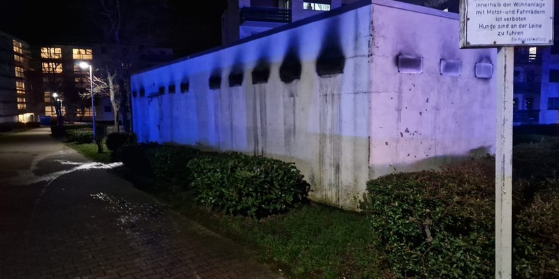 FW Bergheim: Feuerwehr löscht Brand in Abfallhaus in Bergheim - Foto: presseportal.de