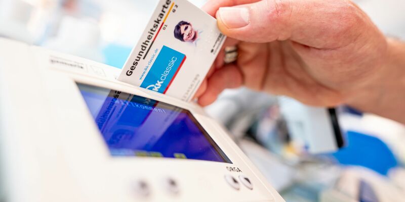 Elektronische Rezepte sollen nach jahrelangen Verzögerungen 2024 den Durchbruch schaffen und zum Standard für Millionen Patientinnen und Patienten werden. - Foto: Fabian Sommer/dpa