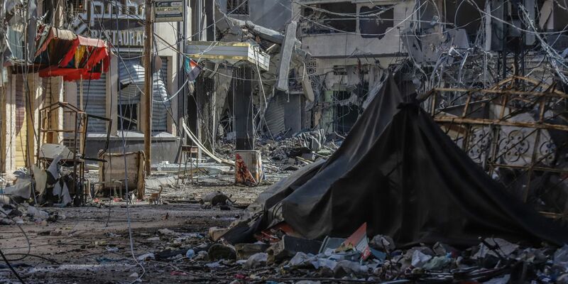 Leitungen und Trümmer übersähen die Straßen nach einem israelischen Luftangriff auf das Zentrum von Chan Junis. - Foto: Mohammad Abu Elsebah/dpa