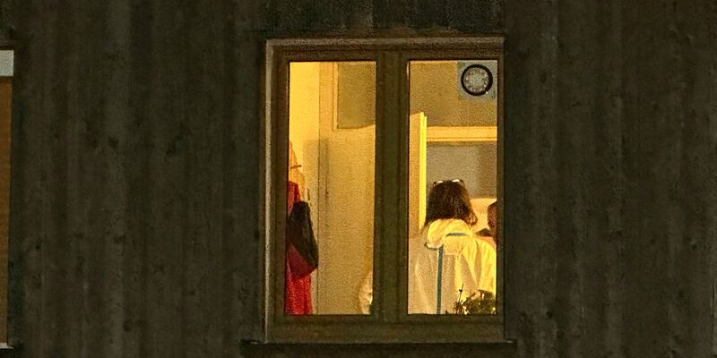 Die Spurensicherung arbeitet am Tatort in Parsberg. - Foto: Vifogra/dpa