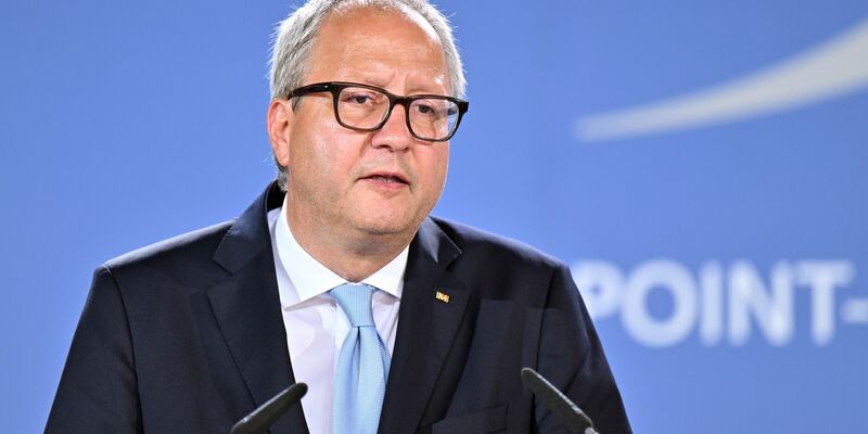 Andreas Voßkuhle hält den Fortbestand der Demokratie in Deutschland für nicht gesichert. - Foto: Martin Schutt/dpa