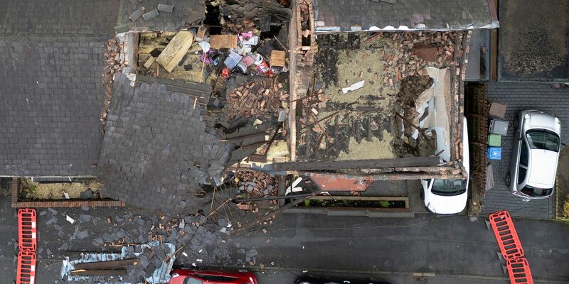 Sturm «Gerrit» hat in Großbritannien teils ganze Straßenzüge verwüstet. Dieses Haus in Manchester verlor sein Dach. - Foto: Jon Super/AP/dpa