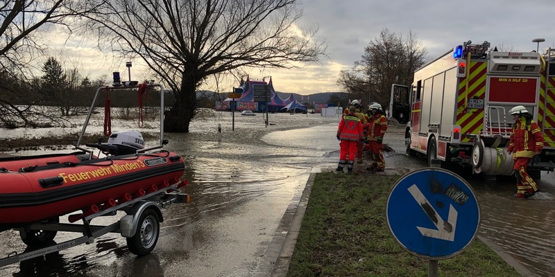 FW Minden: PKW von Hochwasser eingeschlossen - Foto: presseportal.de