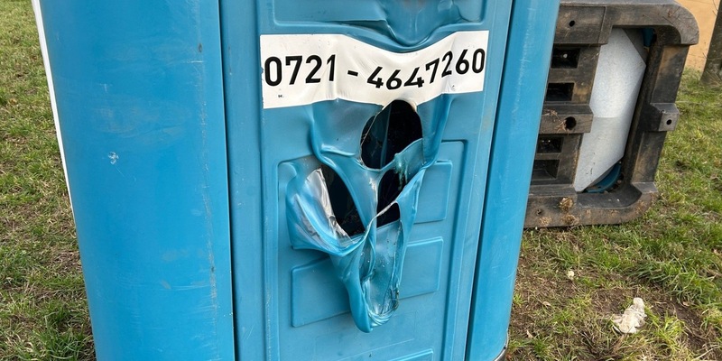 POL-PPTR: Schlechter Scherz oder höhere Gewalt? Toilettenhäuschen auf Wanderschaft - Foto: presseportal.de