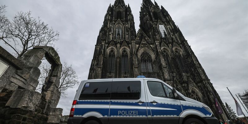 Ein Polizeifahrzeug steht vor dem Kölner Dom. - Foto: Oliver Berg/dpa