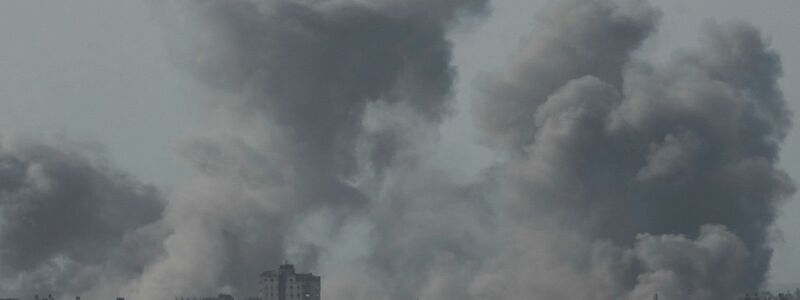 Rauch steigt nach einem israelischen Luftangriff auf den Gazastreifen auf. - Foto: Leo Correa/AP/dpa