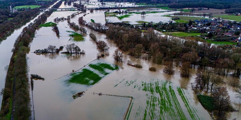 FW Hünxe: Folgemeldung zum Hochwasser, vier gekenterte Personen, drei Rettungshubschrauber im Einsatz - Foto: presseportal.de