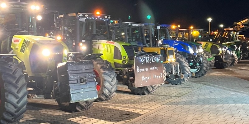 POL-HX: Trecker-Kolonne fährt durch Warburg - Foto: presseportal.de