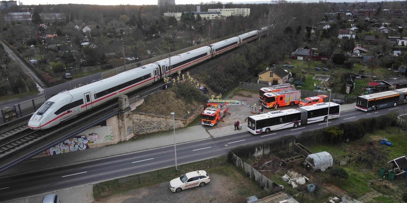 FW Hannover: Hannover-Kirchrode: Feuerwehr evakuiert stehengebliebenen ICE - Foto: presseportal.de