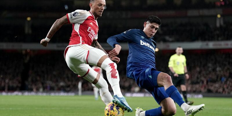 Ben White (l) und der FC Arsenal verpassten die Rückkehr an die Spitze der Premier League. - Foto: Adam Davy/PA Wire/dpa