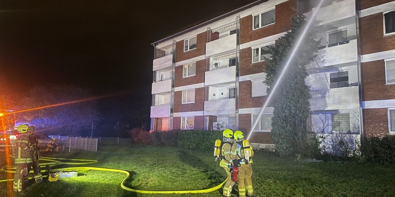 FW Hannover: Hannover-Vahrenheide: Balkonbrand greift auf Dachstuhl über - Foto: presseportal.de