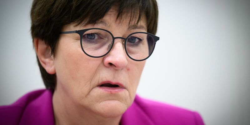 Saskia Esken verweist darauf, dass Frauen jeden Tag eine Stunde mehr unbezahlte Care-Arbeit leisteten als Männer. - Foto: Bernd von Jutrczenka/dpa