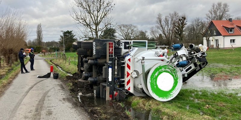 FW-MH: Saugwagen auf Feld gekippt - Foto: presseportal.de