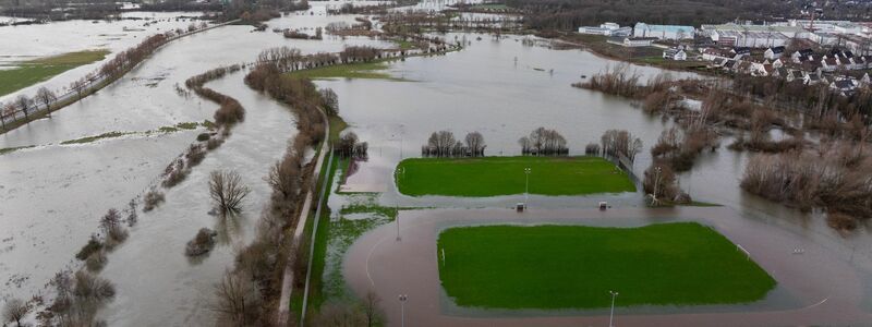 Der Fluß Lippe ist über das Ufer getreten und hat zwei Fußballplätze in Lippstadt mit Wasser umspült. - Foto: Friso Gentsch/dpa