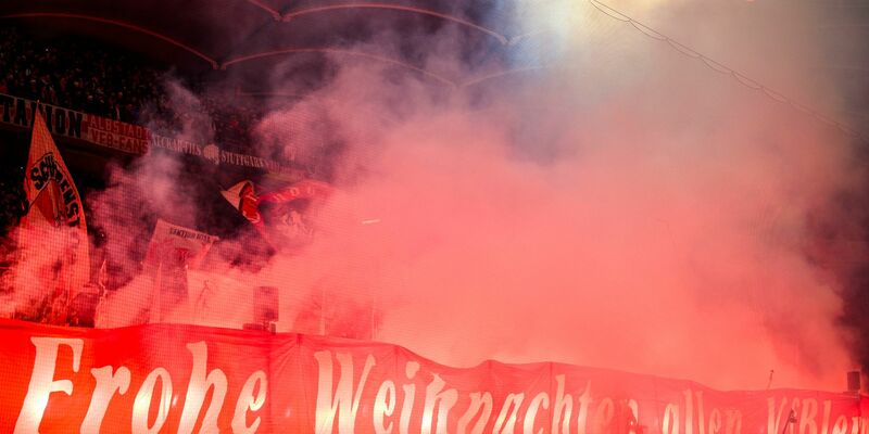 Pyrotechnik - ein Dauerthema in deutschen Stadien. - Foto: Tom Weller/dpa