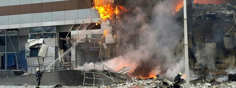 Ein Gebäude in Kiew wurde nach einem russischen Angriff beschädigt. Feuerwehrleute versuchen, das Feuer zu löschen. - Foto: Uncredited/Ukrainian Emergency Service/AP
