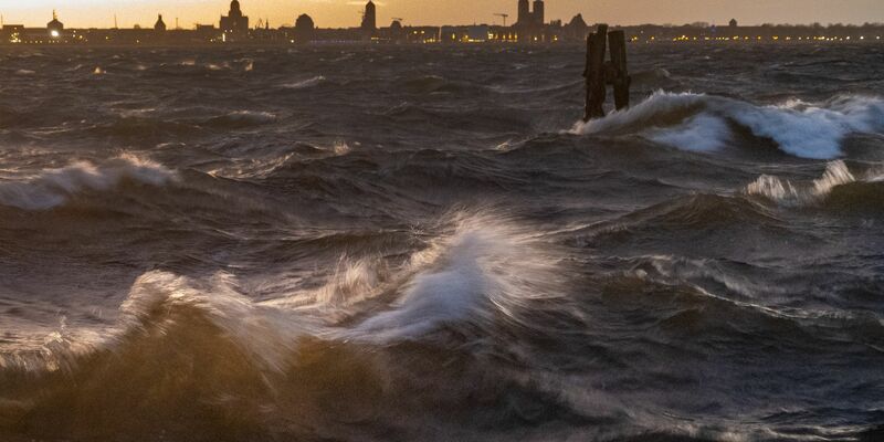 Starker Wellengang am Strand von Altefähr auf der Insel Rügen kurz vor Weihnachten. - Foto: Stefan Sauer/dpa