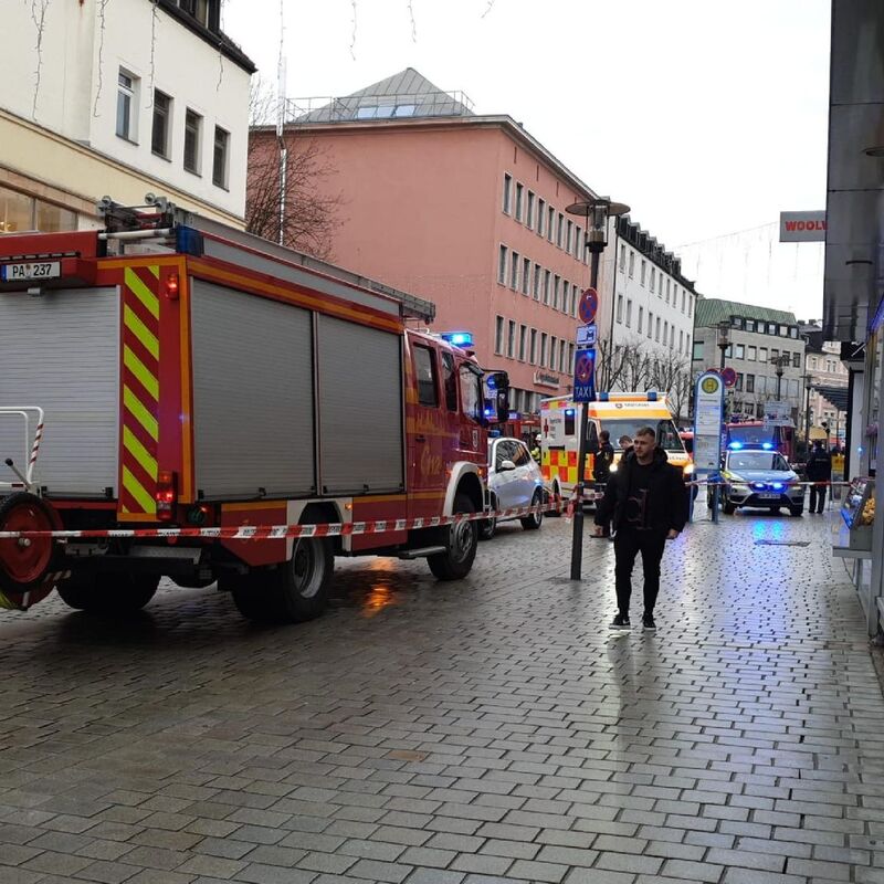 Einsatzkräfte von Feuerwehr und Rettungsdienst in der Innenstadt von Passau am Einsatzort. - Foto: -/Zema Medien/dpa