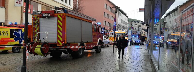 Einsatzkräfte von Feuerwehr und Rettungsdienst in der Innenstadt von Passau am Einsatzort. - Foto: -/Zema Medien/dpa