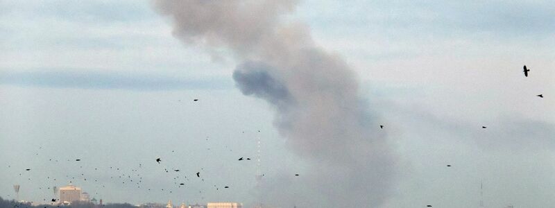 Nach dem massiven russischen Raketenangriff steigt eine Rauchwolke über der ukrainischen Hauptstadt auf. - Foto: ---/ukrin/dpa