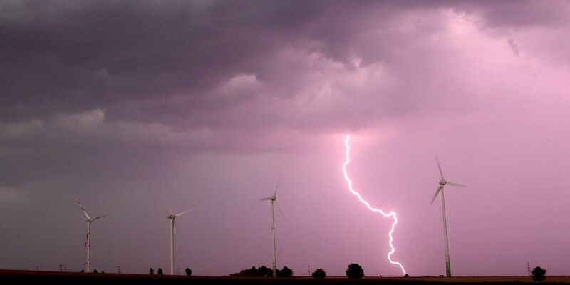 Unwetter mit Blitzen, Starkregen und Sturmböen können hohe Schäden verursachen (Symbolbild). - Foto: picture alliance / Julian Stratenschulte/dpa