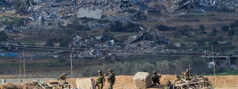 Israelische Soldaten beziehen in der Nähe der Grenze zum Gazastreifen Stellung. - Foto: Ariel Schalit/AP/dpa