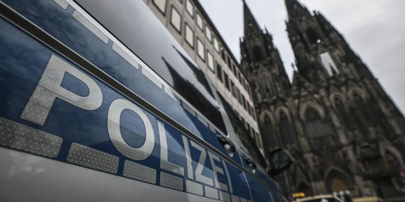 Ein Polizeifahrzeug steht vor dem Kölner Dom. Für den Jahreswechsel sei die Polizei gut aufgestellt, «für alles, was da kommen mag», sagt Einsatzleiter Martin Lotz. - Foto: Oliver Berg/dpa