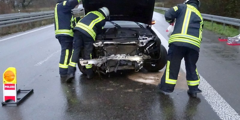 FW Sonsbeck: Ölspur und auslaufende Betriebsmittel - Foto: presseportal.de