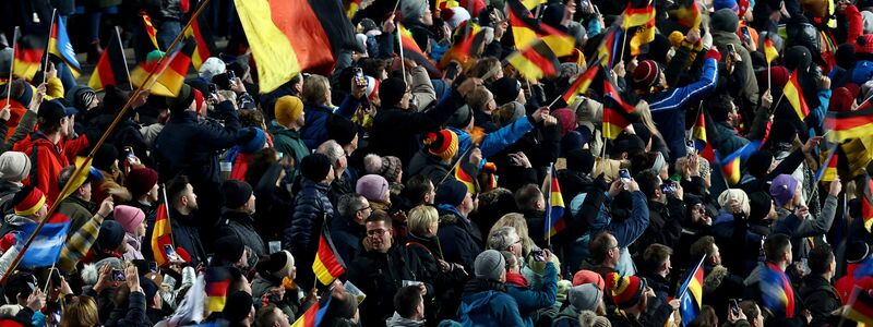Rund 25.500 begeisterte Zuschauer kamen in die Arena am Schattenberg. - Foto: Daniel Karmann/dpa