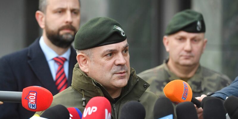 Polens Generalstabschef Wieslaw Kukula spricht in Warschau zu Journalisten über den Vorfall. - Foto: Uncredited/AP/dpa