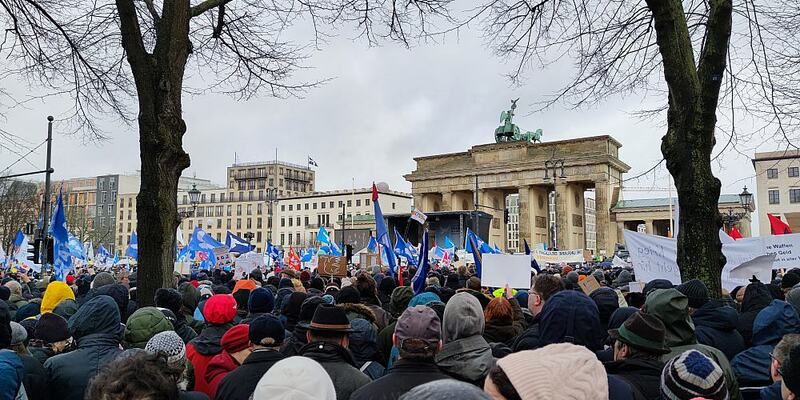 Demo gegen Waffenlieferungen im Februar 2023 in Berlin - Foto: über dts Nachrichtenagentur