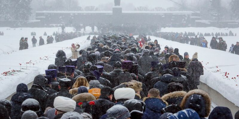 Auf dem Friedhof Piskarjowskoje in St.Petersburg sind Tote der Leningrader Blockade in Massengräbern beerdigt. - Foto: Dmitri Lovetsky/AP/dpa