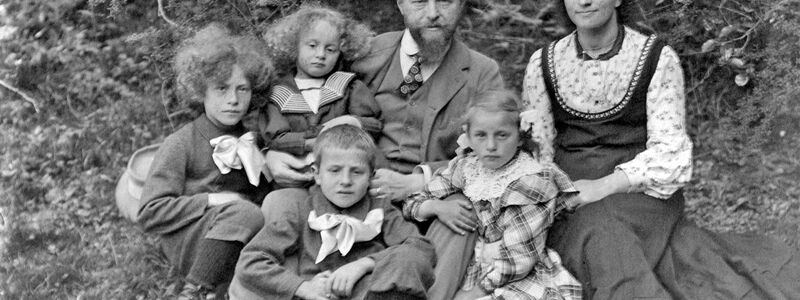 Giovanni Giacometti (3.v.r.) und Annetta Giacometti (r) mit ihren vier Kindern auf einem Archivbild von 1909 aus dem Dokumentarfilm  Die Giacomettis. - Foto: Andrea Garbald/Arsenalfilm/dpa