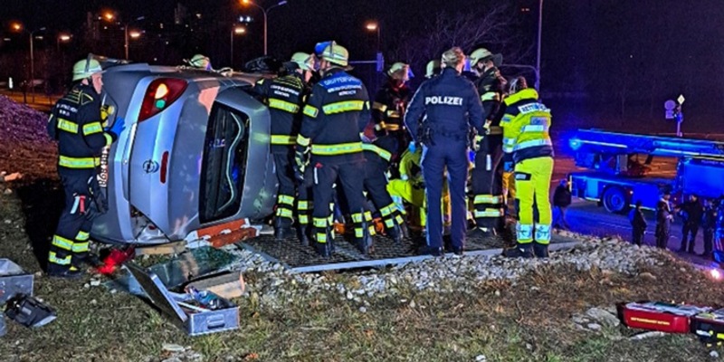 FW-M: Pkw liegt auf der Seite (Milbertshofen) - Foto: presseportal.de