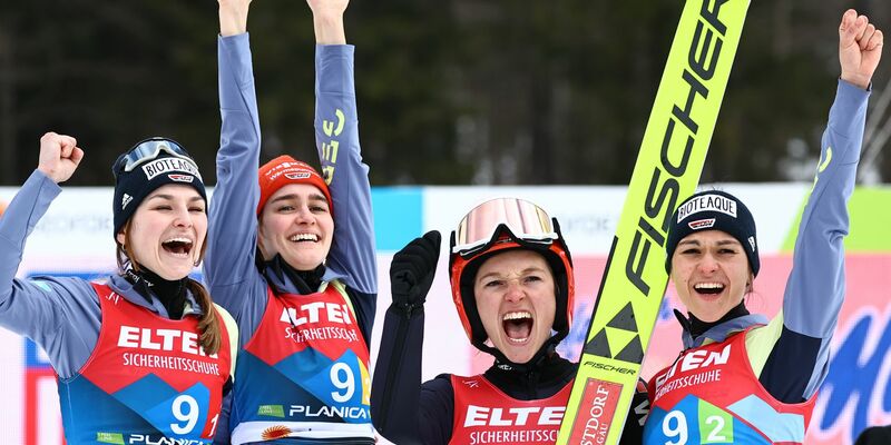 Die Skispringerinnen hoffen, dass bald eine Vierschanzentournee eingeführt wird. - Foto: Daniel Karmann/dpa